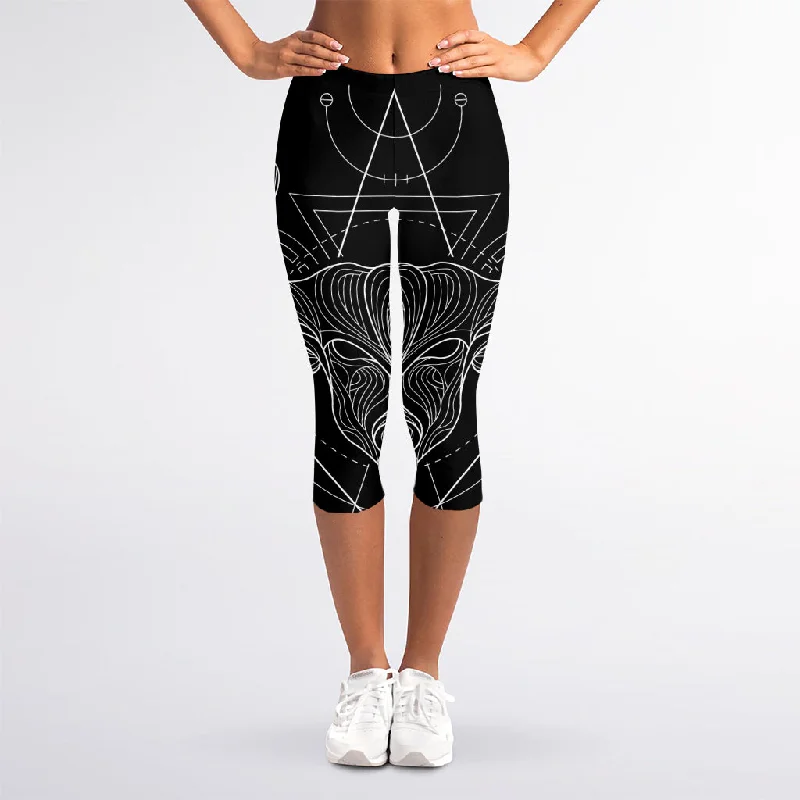 Black And White Taurus Sign Print Women's Capri Leggings Chic Smooth Fit Leggings