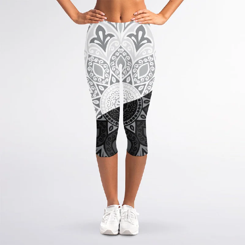 Black And White Yin Yang Mandala Print Women's Capri Leggings Comfortable Workout Fitness Leggings